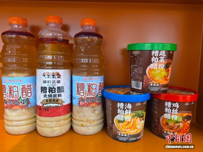 工厂生产的糟粕醋产品。记者 王晓斌 摄