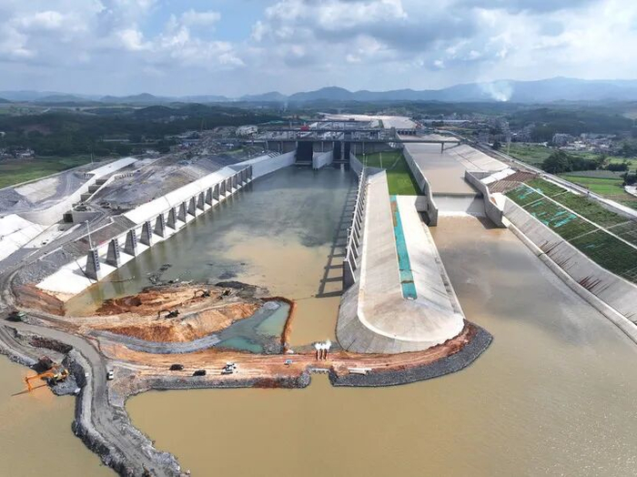 这是6月3日拍摄的广西平陆运河企石枢纽充水现场（无人机照片）。新华社记者周华 摄