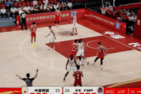 探囊取物！王俊杰内线点起防守上篮打中 率队获得两位数领先