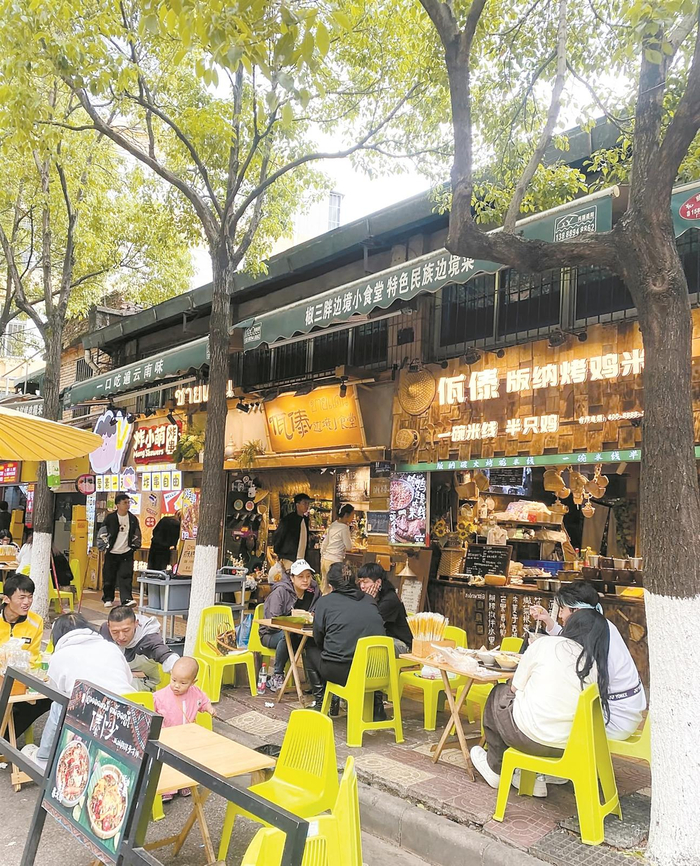 董家湾小吃街人气旺。官渡区融媒体中心供图