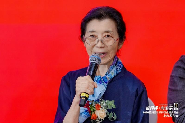 图：中国工艺美术大师、中国国家级非物质文化遗产北京花丝镶嵌制作技艺的代表性传承人程淑美在“世界杯向未来”高端访谈中发言