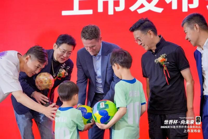 图：欧文为中国少年儿童足球球迷签名
