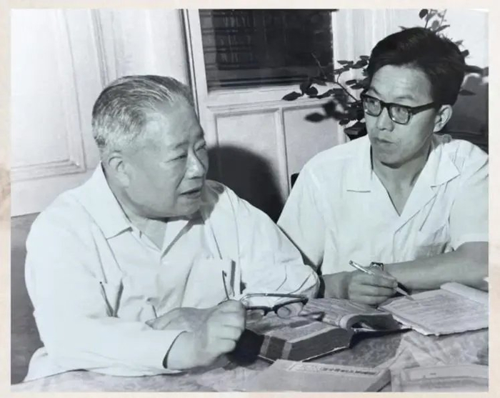 年轻时的施杞（右一）