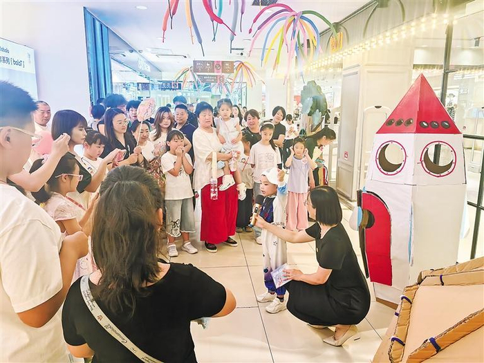     “梦幻纸壳城市奇遇记”亲子创意活动现场。本报通讯员 张岩 摄