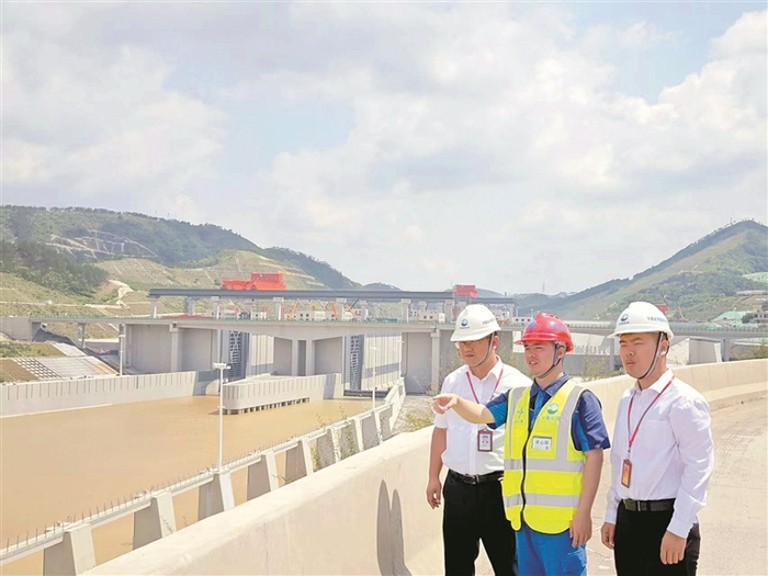 广西壮族自治区纪委监委平陆运河建设驻点监督小组工作人员当日在现场检查运河通水情况。黄磊 摄