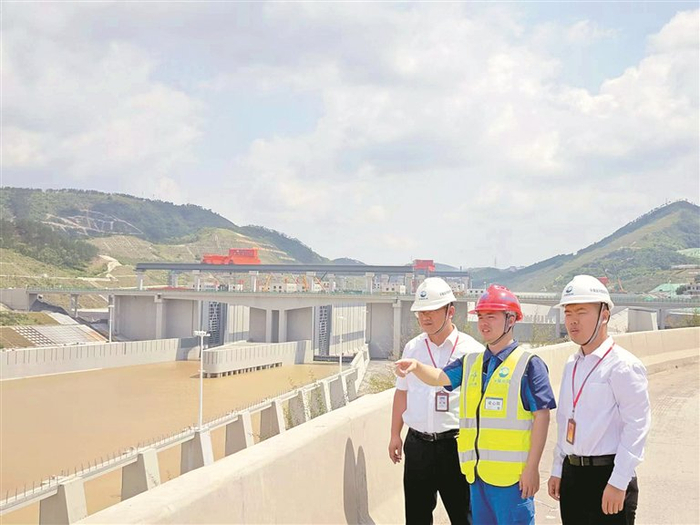 广西壮族自治区纪委监委平陆运河建设驻点监督小组工作人员当日在现场检查运河通水情况。黄磊 摄