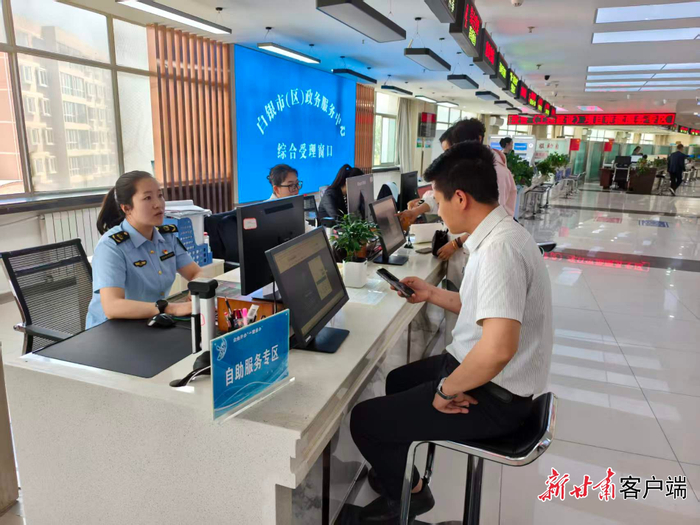 群众在白银市（区）政务服务大厅办理业务。图片由白银区市场监管局提供