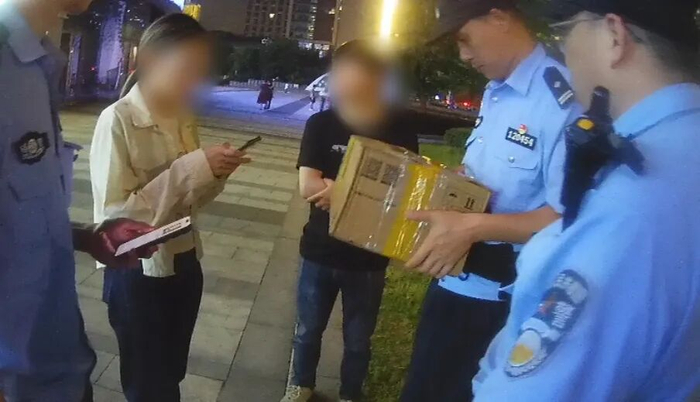 民警劝阻受害人寄手机。