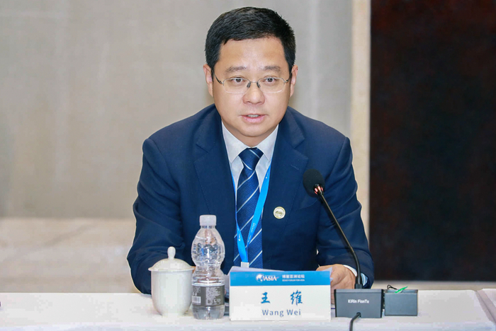 伊利集团执行总裁王维在研讨会上发言