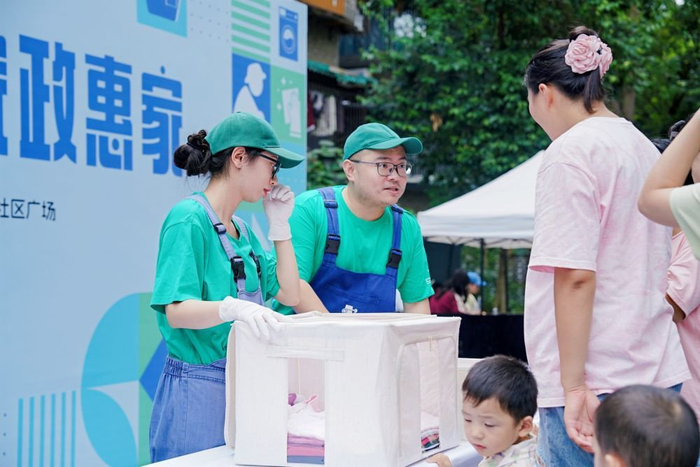 成都“银龄乐享 家政惠万家”社区活动现场，整理收纳师与社区居民进行互动（2025年9月12日摄）。新华社发（高志琼摄）
