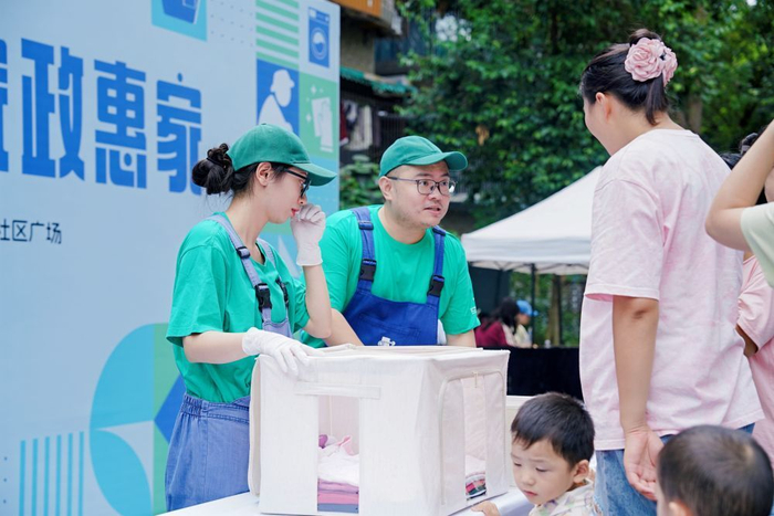 成都“银龄乐享 家政惠万家”社区活动现场，整理收纳师与社区居民进行互动（2025年9月12日摄）。新华社发（高志琼摄）