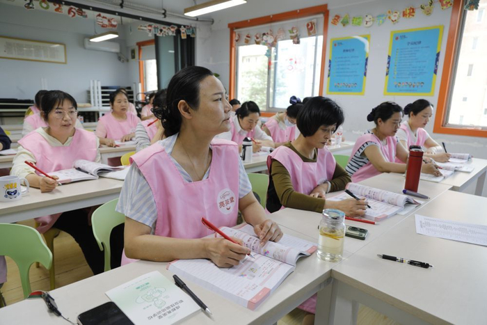 在成都亮英堂职业技能培训学校，家政学员在学习相关课程（2026年5月8日摄）。新华社记者 杨进 摄