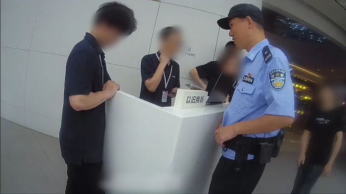 民警和店员商量给受害人退款。