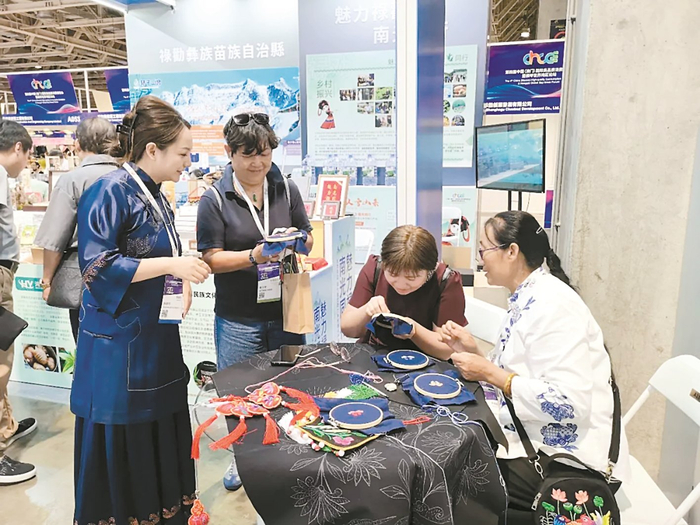 禄劝彝绣获国际高端品牌代理商青睐。 禄劝县政府办供图