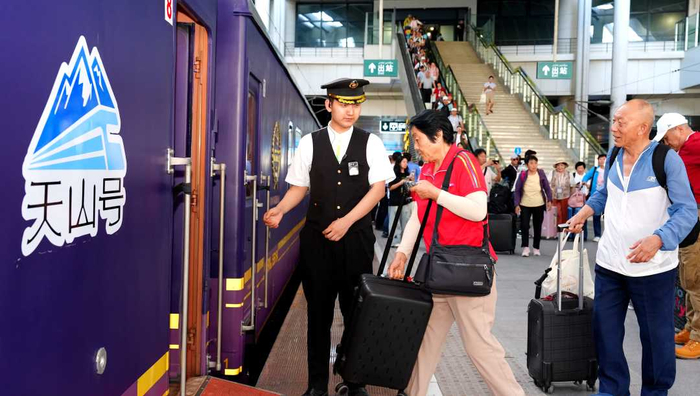6月3日，新疆今年首趟“天山号”旅游专列启程。李铁军 摄
