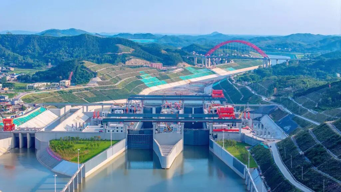 广西平陆运河企石枢纽充水现场。图源：新华社