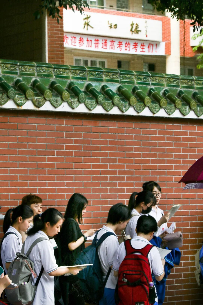 高考竞争激烈，考生只能不放过任何空隙地学习。