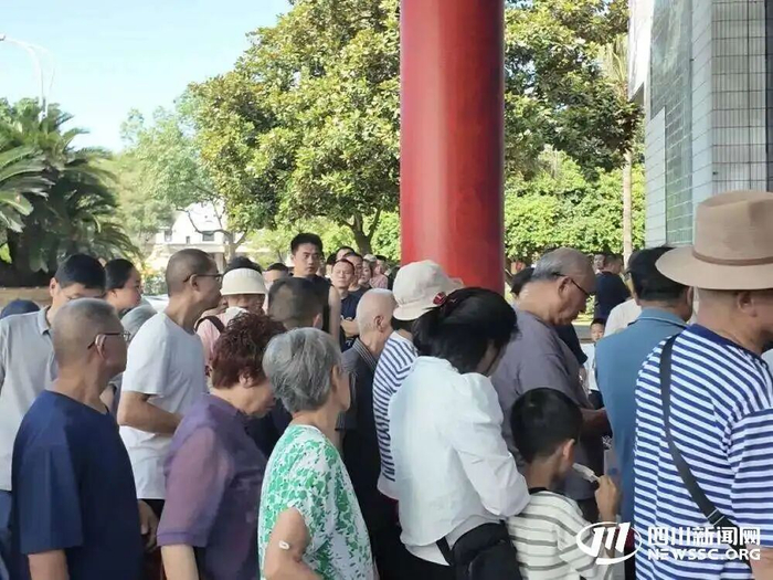 排队购买包子的市民