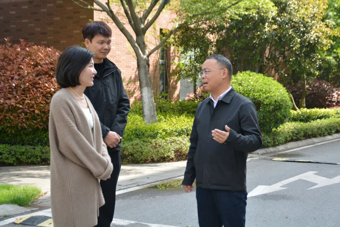 △邹武健（右一）调研工业项目绿化布局及绿地率落实情况。 （图片由受访者提供）