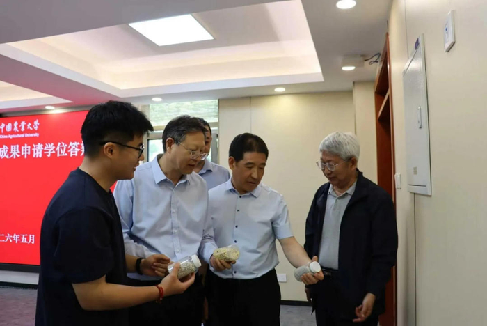 ▲中国农业大学5名学生通过小麦肥料等产品设计通过了毕业答辩&nbsp;图源：中国农业大学微信公众号