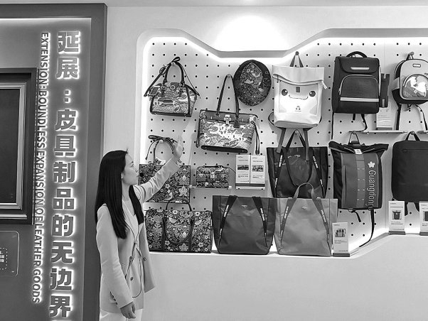 　　中国皮具箱包博物馆工作人员介绍花都区狮岭镇箱包产品。本报记者　王晶 摄