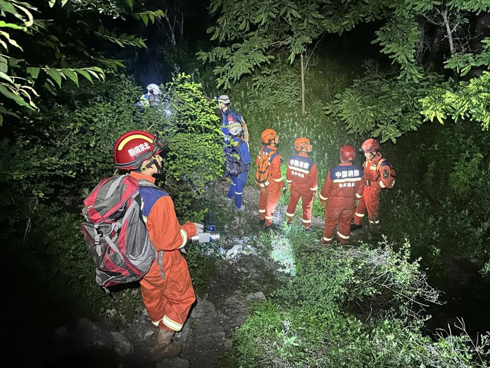 消防救援人员接警后连夜出动营救