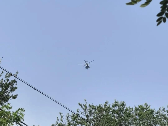 警用直升机从空中协助地面搜寻
