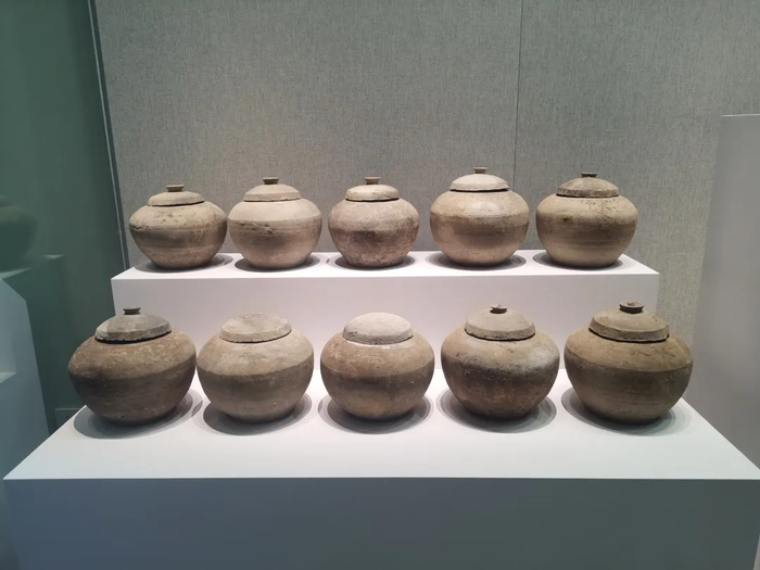 ▲运城盐湖区董家营西汉墓葬出土一组带文字食器陶罐共10件 