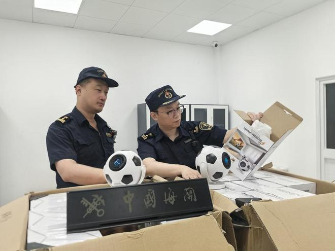 外港海关关员对一批海运跨境电商美加墨世界杯周边商品实施快速验放。许晴 摄