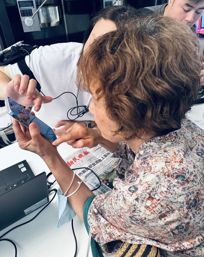 赵阿姨在上海影城工作人员的帮助下抢票