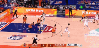 又提供素材！王哲林前场篮板转身扣空篮被篮筐拒绝