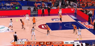 很兴奋！弗格抢断一条龙造犯规 王哲林跟进还是补扣砸进