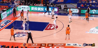 今天真不一样！王哲林跟进暴起双手挂筐炸扣