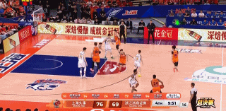 打成奥尼尔了！王哲林跟进迎着防守直接双手将球扣进