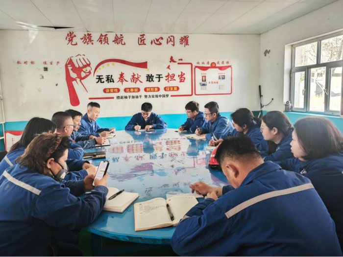 先进高分子材料产业链党委组织链上企业开展攻坚研讨。