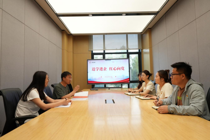产业链党委开展入企送学。