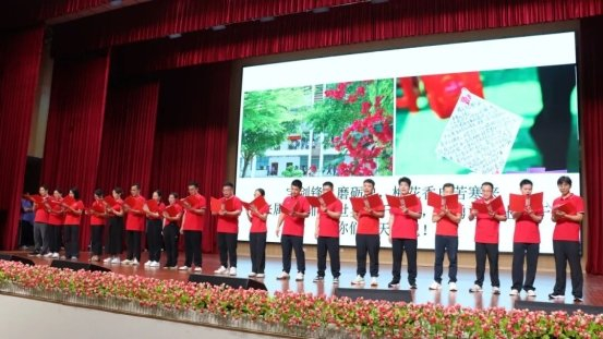 图为教师深情朗诵 南宁市东盟中学供图
