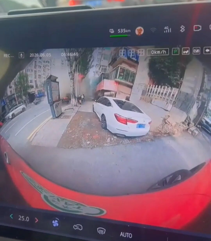 ▲一行车记录仪拍摄下爆炸发生瞬间。网络截图