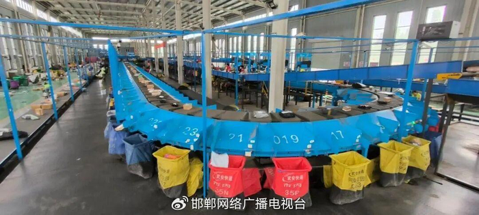 武安市智慧云仓里的工作场景。武宣摄
