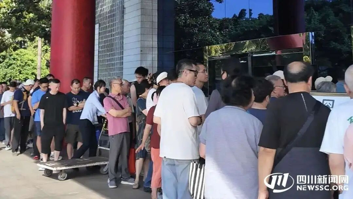 排队购买包子的市民