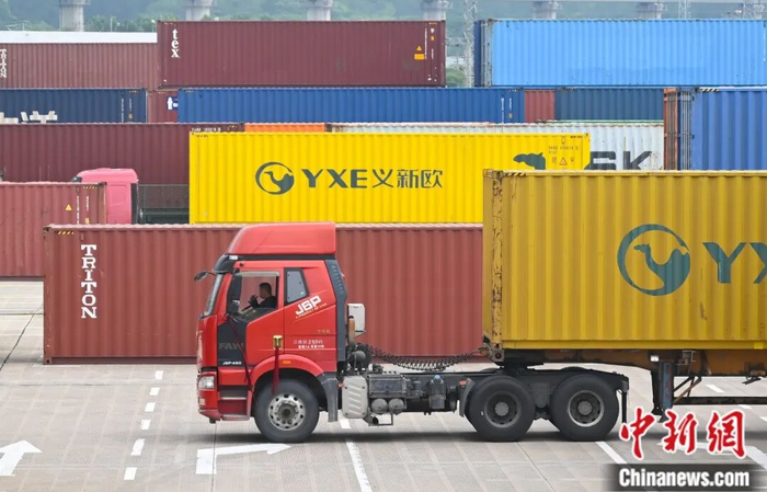 5月26日，运输集装箱的车辆穿梭于义乌铁路口岸。中新社记者 王刚 摄