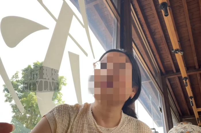 （图为煎茶街道办事处彭姓工作人员）