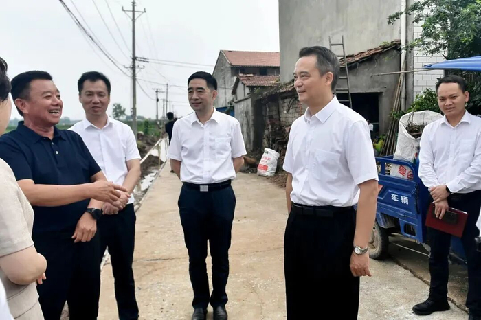 周锋在嘉鱼县调研农村基础设施建设改革试点工作。图源：咸宁发布
