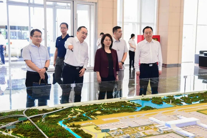 调研组在花湖国际机场综合楼，调研机场整体运营情况。图源：鄂州融媒
