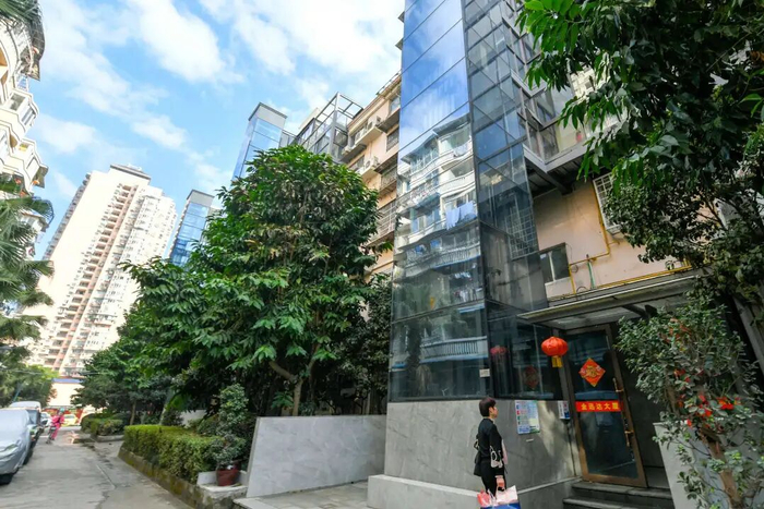 市区老旧小区加装电梯日渐普及。杨冰杰 摄