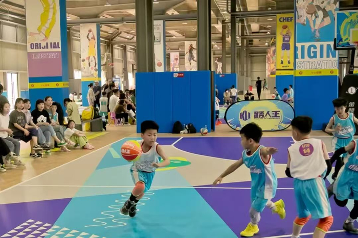 桥下空间篮球场。