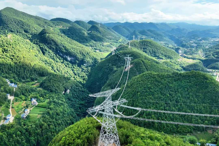 图为国网湖北电力开展±800千伏宁湘线湖北段巡视检查工作。覃寰摄