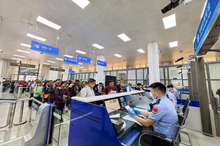图为6月4日，吉隆出入境边防检查站执勤一队民警正在验放入境旅客。肖富贵　摄