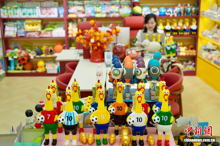 4月21日，义乌商家展示2026年美加墨世界杯周边产品“尖叫鸡”。中新社记者 董易鑫 摄