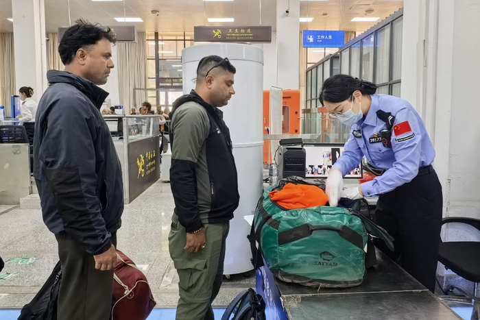 图为6月4日，吉隆出入境边防检查站执勤一队民警贾曙在检查入境旅客的行李物品。肖富贵　摄